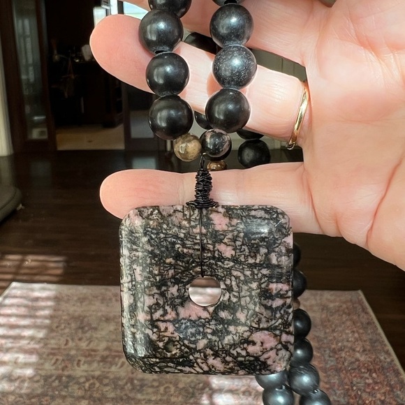 Rhodonite necklace with matte black jasper + bracelet - Picture 5 of 6